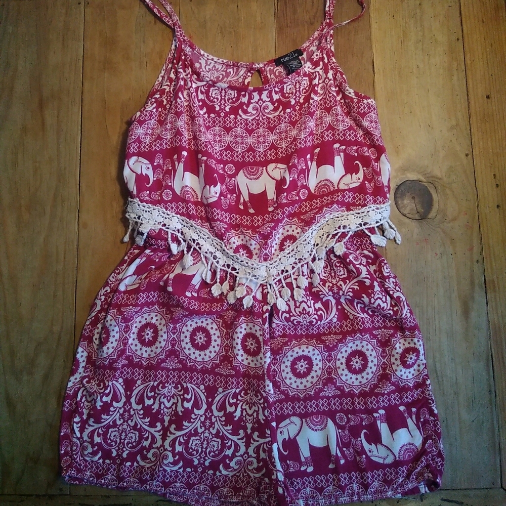 🍀🌸 Pink/white Elephant Romper Size Small